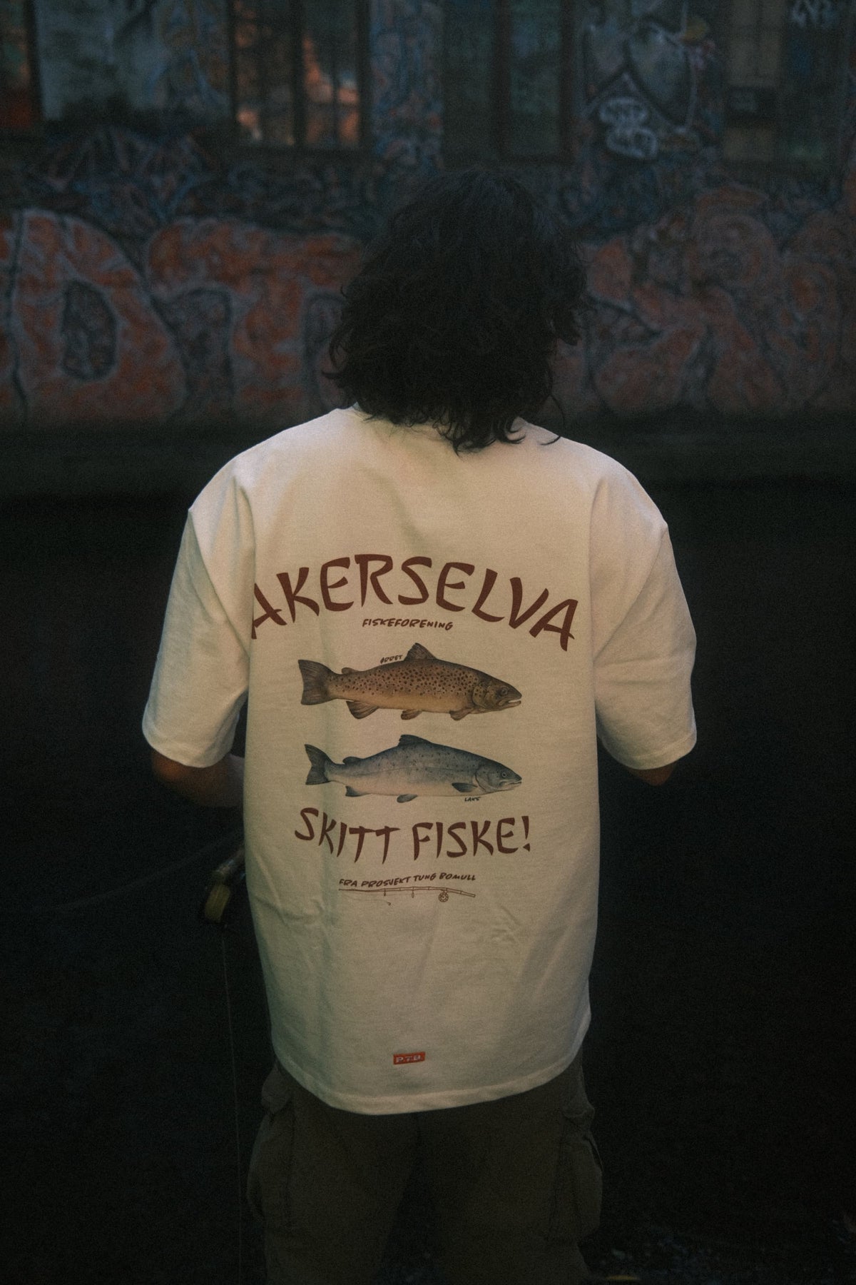 425GSM: AKERSELVA FISKEFORENING [BRODERT LOGO, IKONISK TRYKK BAK]