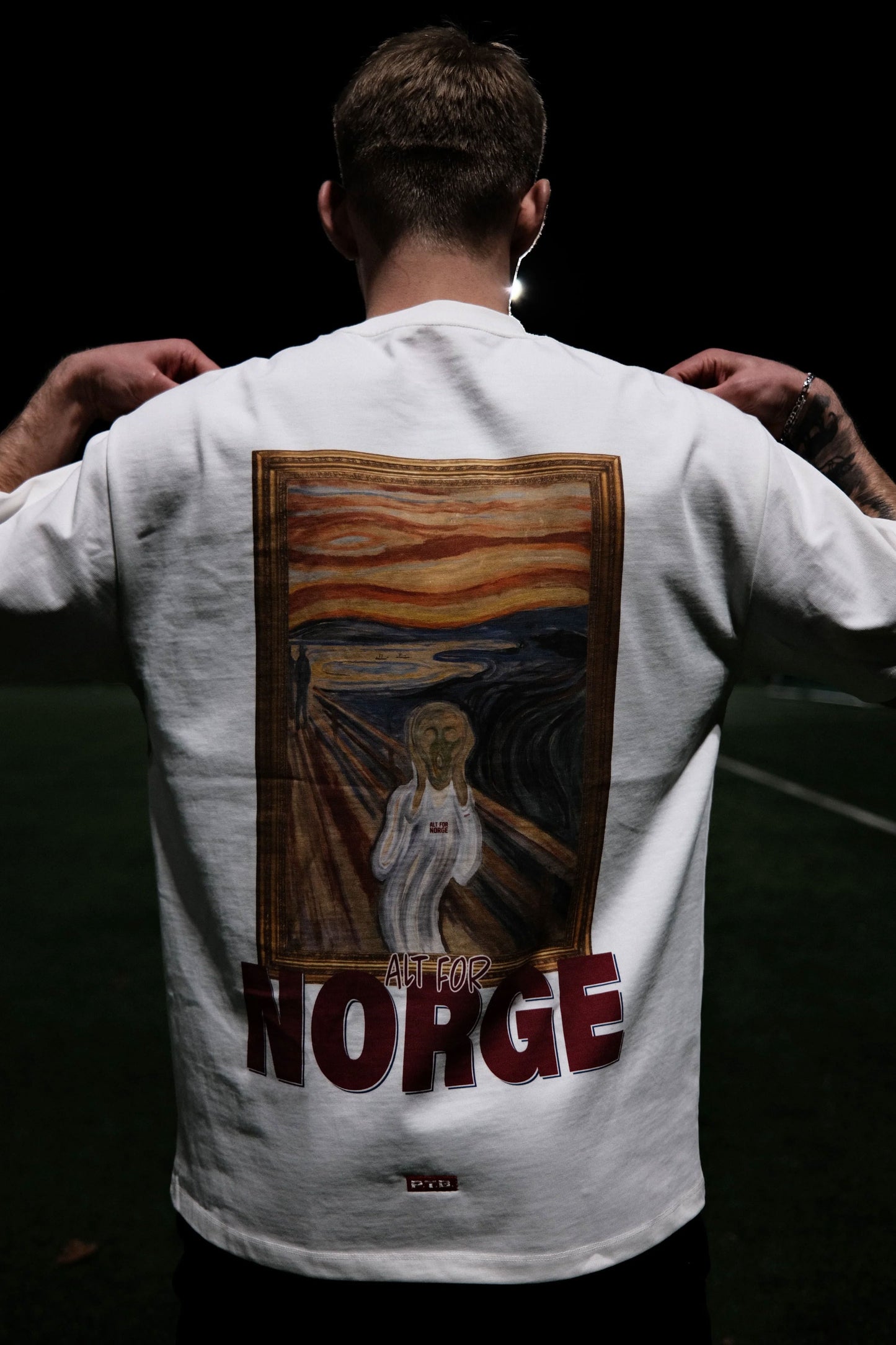 425GSM: SKRIK FOR NORGE [BRODERT FRONT, IKONISK TRYKK MED TEKST BAK]